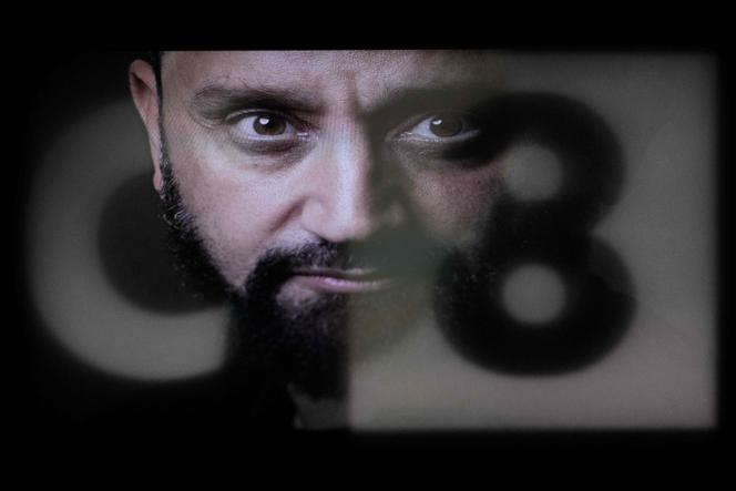 Portrait de l’animateur Cyril Hanouna reflété sur le logo de la chaîne de télévision française C8, à Paris, le 28 février 2025.
