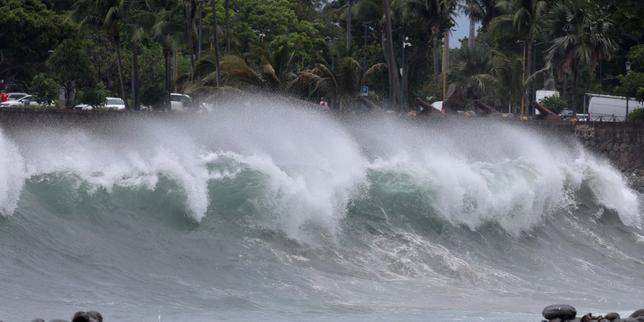 Cyclone Garance : La Réunion se confine à quelques heures de « l’impact direct du mur » de la tempête sur l’île, le plus haut niveau de vigilance activé