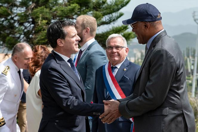 Le ministre des outre-mer, Manuel Valls, salue le président du gouvernement de Nouvelle-Calédonie, Alcide Ponga, à Nouméa, le 22 février 2025.