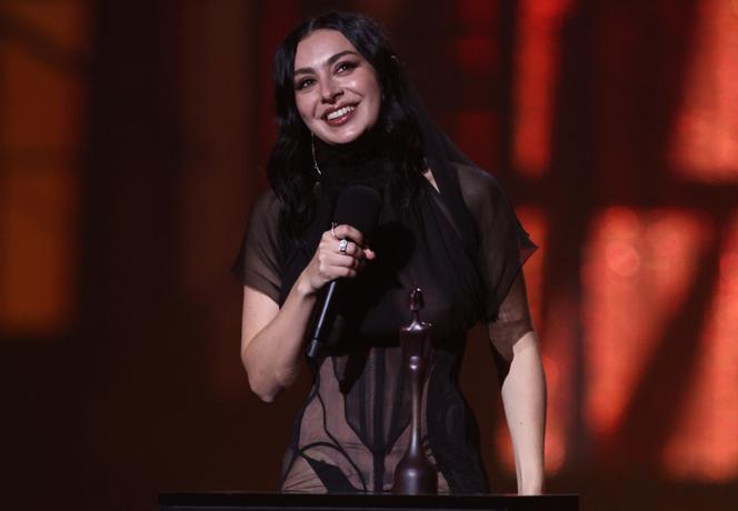 Charli XCX lors des Brit Awards, à l’O2 Arena de Londres, samedi 1er mars 2025.