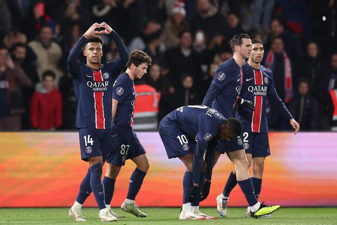 يحتفل اللاعب الباريسي Désiré Doué بهدفه الذي سجله خلال مباراة Ligue 1 بين PSG و Lille، في 1 مارس 2025، في Parc des Princes، في باريس.