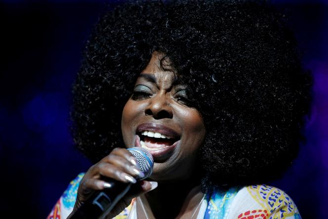 Angie Stone em concerto no Chene Park, em Detroit, Michigan, 30 de agosto de 2018.