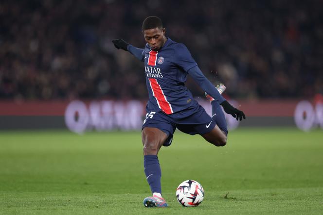 Le défenseur portugais du PSG, Nuno Mendes, lors du match de Ligue 1 face au LOSC, au Parc des Princes, le 1ᵉʳ mars 2025. 