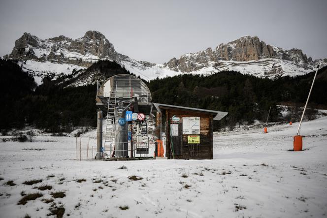 La station de ski de Gresse-en-Vercors (Isère), alors fermée temporairement à cause du manque de neige, le 14 janvier 2023.