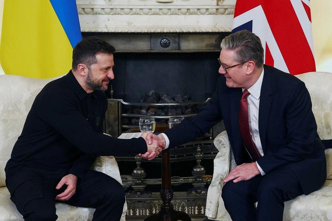 Le président ukrainien, Volodymyr Zelensky, et le premier ministre britannique, Keir Starmer, à Londres, samedi 1er mars 2025.