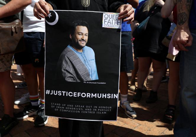 Affiche en hommage à Muhsin Hendricks, considéré comme le premier imam ouvertement gay au monde, lors des célébrations annuelles de la Cape Town Pride à Green Point, au Cap, en Afrique du Sud, le 1ᵉʳ mars 2025.