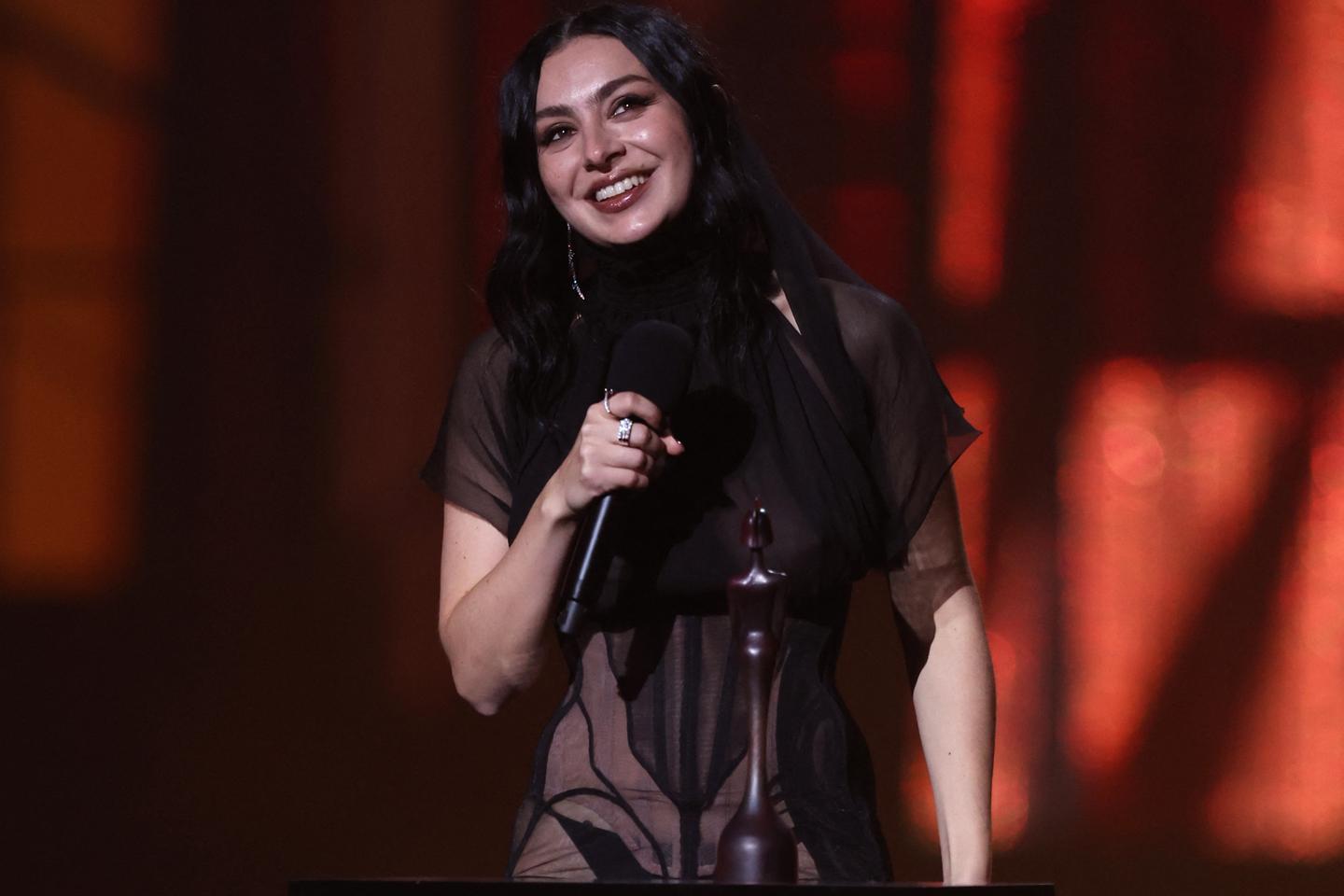 歌手Charli XCXは5つの賞でブリット賞を支配しています