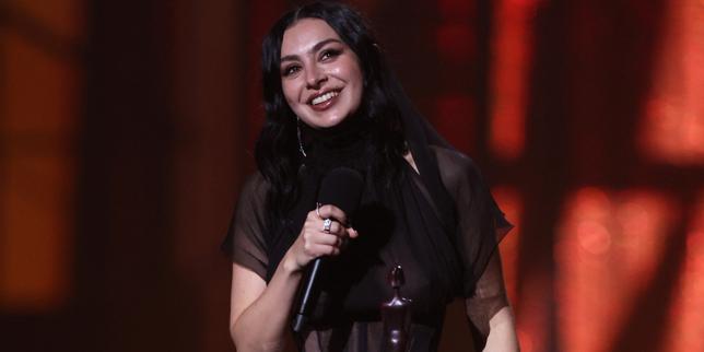 La chanteuse Charli XCX domine les Brit Awards avec cinq récompenses