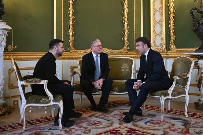 Le président ukrainien Volodymyr Zelensky (à gauche), le premier ministre britannique, Keir Starmer (au centre), et Emmanuel Macron, lors d’un sommet à Lancaster House, dans le centre de Londres, le 2 mars 2025.