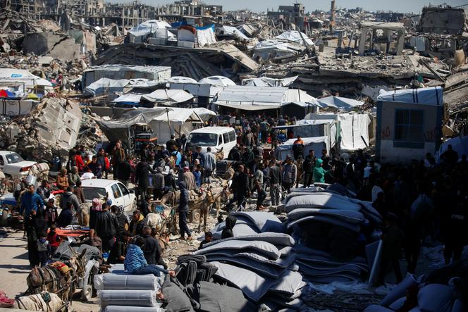 Les Palestiniens se sont rassemblés pour recevoir l'aide fournie par l'UNRWA, en particulier les produits de nourriture, à l'extérieur d'un centre de distribution, dans le camp de réfugiés de Jabaliya, au nord de la bande de Gaza, le 2 mars 2025.