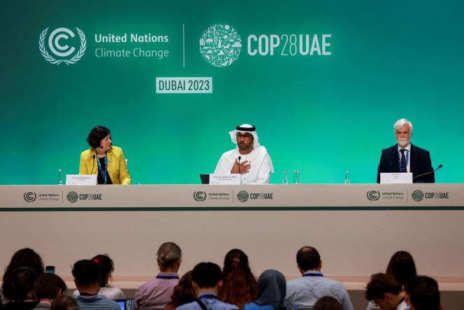 Jim Skea, président du GIEC, lors d’une conférence de presse à la COP28, à Dubaï, le 4 décembre 2023, avec le Sultan Ahmed Al Jaber, ministre de l’Industrie et des Technologies avancées des Émirats arabes unis et président de la COP28, et Sconaid McGeachin, directrice de la communication et du marketing de la COP28.