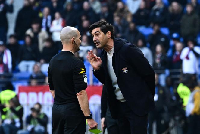 Paulo Fonseca خلال مشاجرة مع الحكم Bastien Millot ، خلال مباراة Ligue 1 بين Lyon و Brest ، في 2 مارس 2025.