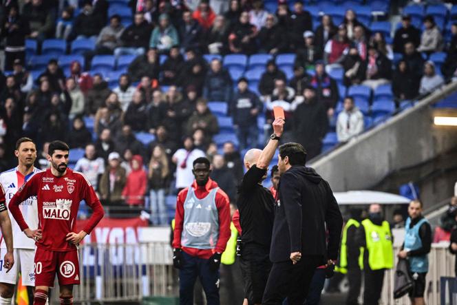 O técnico do Lyon, Paulo Fonseca (à direita), ataca o árbitro francês Benoît Millot depois de receber um cartão vermelho durante a partida da Ligue 1 entre o Olympique Lyonnais e o Stade Brestois 29 em Décines-Charpieu, em 2 de março de 2025.