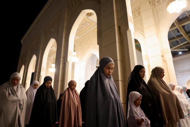 Des femmes musulmanes effectuent la prière de Tarawih pendant la première veille du mois de jeûne du ramadan à Seremban, en Malaisie, le 1er mars 2025.