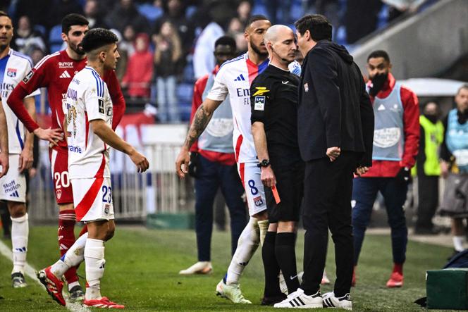 باولو فونسيكا يتفاعل مع بينوا ميلوت خلال مباراة بين أولمبيك ليون واستاد بريست.