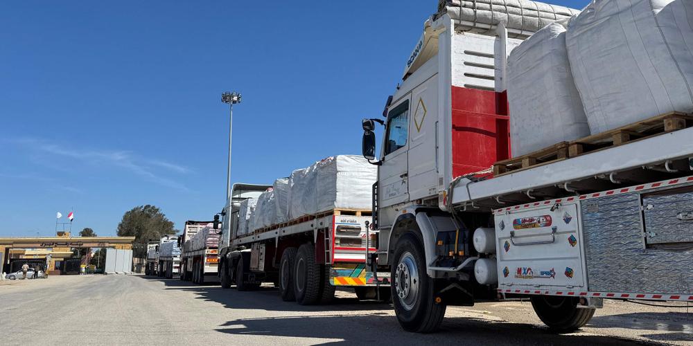 Des camions transportant de l’aide humanitaire sont alignés du côté égyptien de Rafah, à la frontière avec la bande de Gaza, le 2 mars 2025. - - / AFP