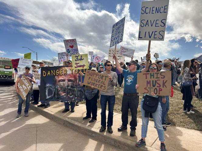 Manisfestation devant un bâtiment de la National Oceanic and Atmospheric Administration (NOAA), pour dénoncer les licenciements par l’administration Trump, à Boulder (Colorado), le 3 mars 2025.