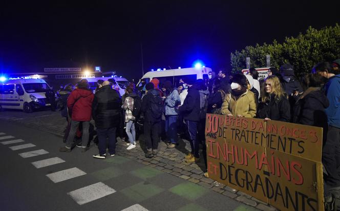 Rassemblement de membres d’associations de défense des migrants à la suite du naufrage d’un bateau de migrants traversant la Manche vers le Royaume-Uni, à Calais, le 24 novembre 2021.