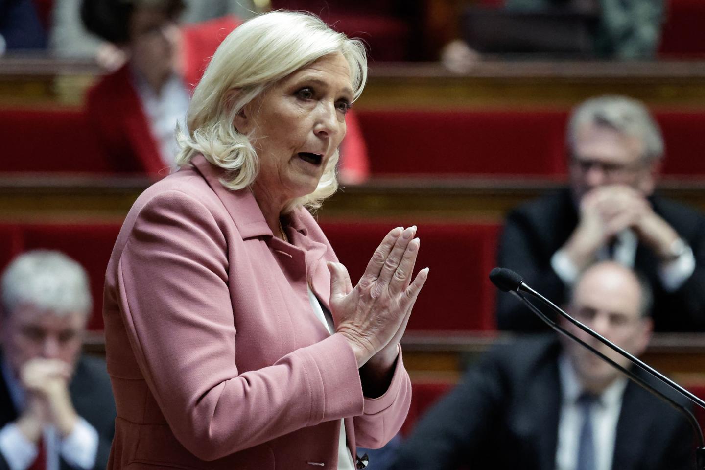 Marine Le Pen timidly distances herself from Donald Trump