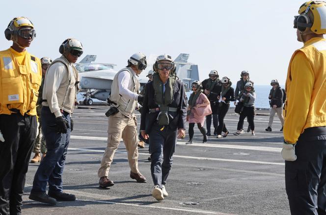 Rahm Emanuel, ambassadeur des Etats-Unis au Japon, lors d’un exercice militaire conjoint trilatéral avec le Japon et la Corée du Sud, sur le porte-avions américain « George-Washington », dans la mer de Chine orientale, le 14 novembre 2024.