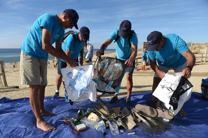 Os membros da Associação de Seecleans coletam resíduos de plástico na praia de Viviers, em Biscarrosse (Landes), 18 de setembro de 2022.