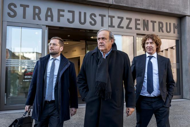 L’ancien président de l’UEFA Michel Platini (centre) marche avec son avocat Dominic Nellen (gauche), alors qu’il quitte le palais de justice, au premier jour de son procès en appel à Muttenz, en Suisse, le 3&nbsp;mars&nbsp;2025.
