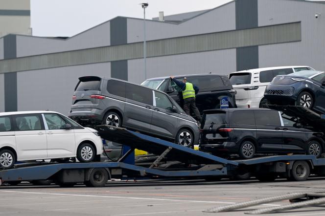 Os veículos são carregados em um caminhão na saída da Volkswagen Factory em Hanover (Alemanha), em 17 de dezembro de 2024.