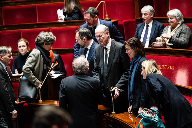 Le ministre de l’économie et des finances, Eric Lombard (au centre), et la ministre chargée des comptes publics, Amélie de Montchalin (à droite), à l’Assemblée nationale, le 3 février 2025.
