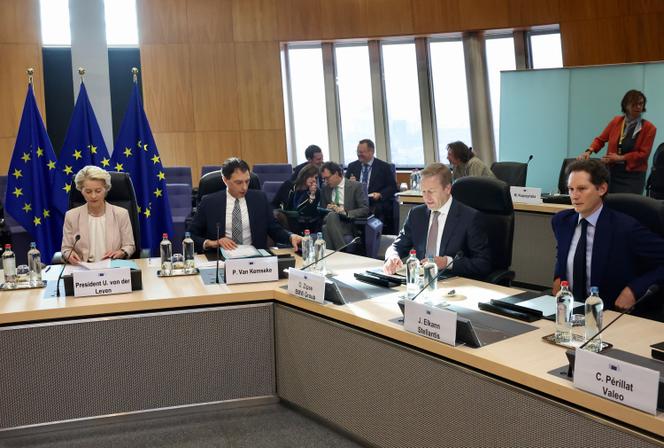 Ursula von der Leyen (à g.), la présidente de la Commission européenne, et Peter Van Kemseke, son conseiller chargé du pacte vert européen, lors d’une réunion avec des représentants de l’industrie automobile, à Bruxelles, le 3 mars 2025.