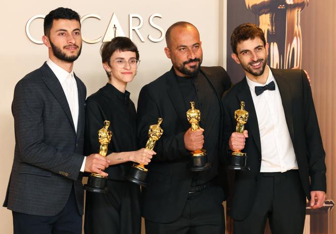 Basel Adra, Rachel Szor, Hamdan Ballal et Yuval Abraham, coréalisateurs du documentaire « No Other Land », Oscar 2025 du meilleur documentaire, après la cérémonie des Oscars, à Los Angeles, le 2 mars 2025.