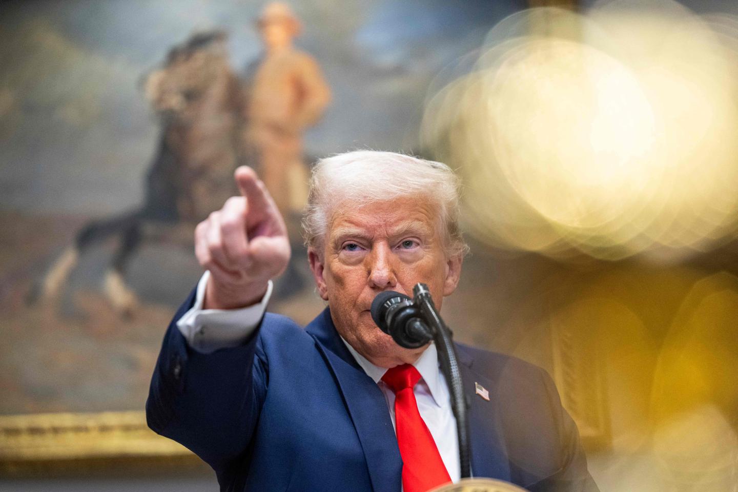 Trump betrays Ukraine by freezing military aid