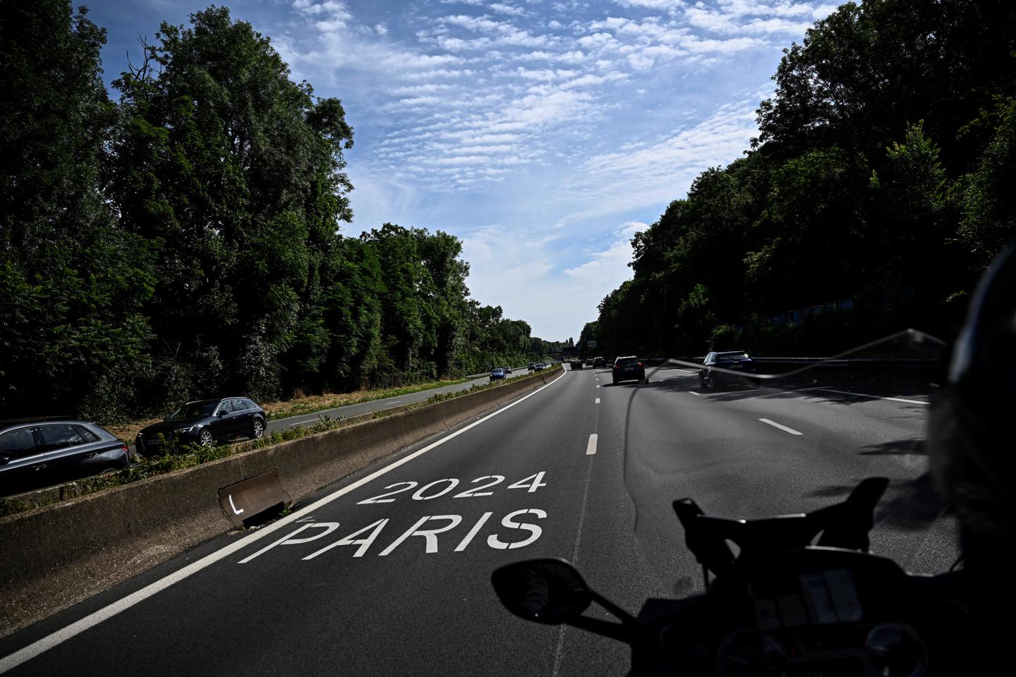 Paris ring road's car-sharing lane becomes active