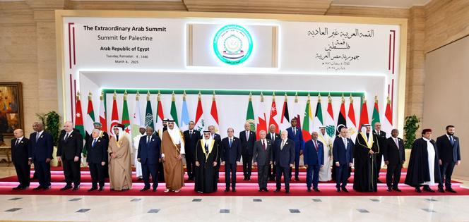 Le président égyptien, Abdel Fattah Al-Sissi (au centre en cravate bleue), et des dirigeants du monde arabe, lors d’un sommet d’urgence consacré à la bande de Gaza, au Caire, le 4 mars 2025.