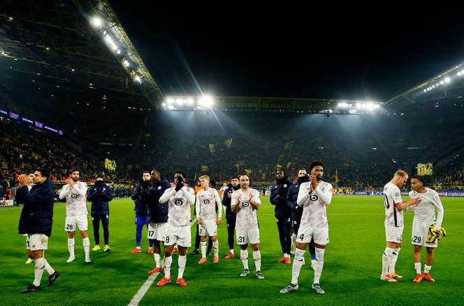 احتفال لاعبي ليل بمشجعيهم بعد المباراة في دوري أبطال أوروبا ضد بوروسيا دورتموند.