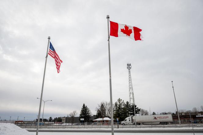 Les drapeaux canadien et américain flottent près de la frontière commune des deux pays, à Blackpool (Québec), au Canada, le 2 février 2025.