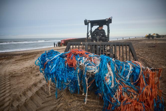 Un tracteur déblaye des déchets rejetés sur la côte ouest du Jutland du Nord, au Danemark. Ils proviennent du navire de transport le « Mayview Maersk », qui a perdu 46 conteneurs pendant la tempête Pia, le 27 décembre 2023.