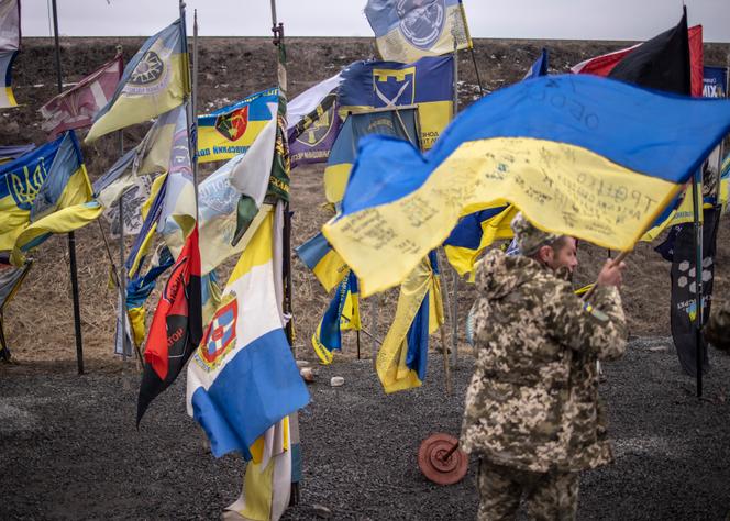 Un soldat ukrainien dans au mémorial dédié aux combattants, à la frontière entre l’oblast de Dnipro et celui de Donetsk, en Ukraine, le 4 mars 2025.