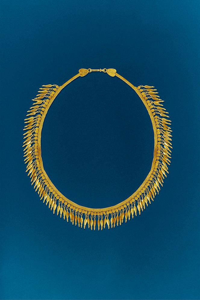 Un collier à franges en or d’origine italienne datant du début du XIXᵉ siècle, issu de la collection antique de Leandra Studio.