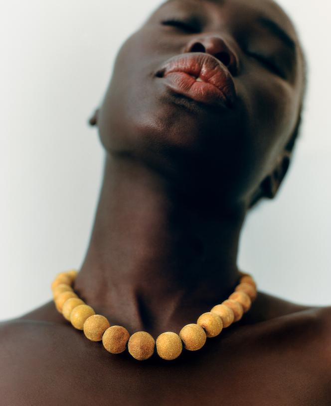 Le collier « boules de velours », en or, du début du XIXᵉ siècle.