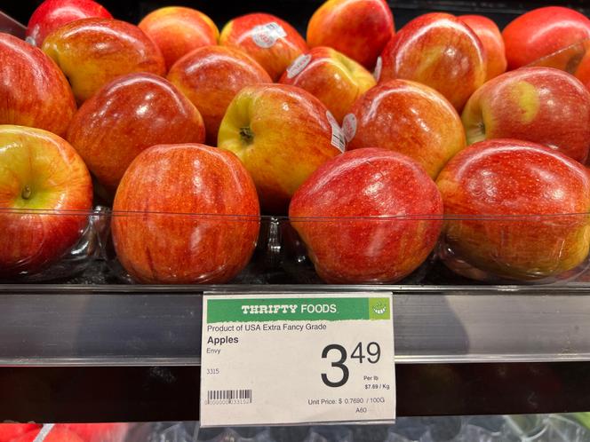 Des pommes importées des Etats-Unis se trouvent sur un étalage de supermarché à Tsawwassen, en Colombie-Britannique, au Canada, le 4 mars 2025.