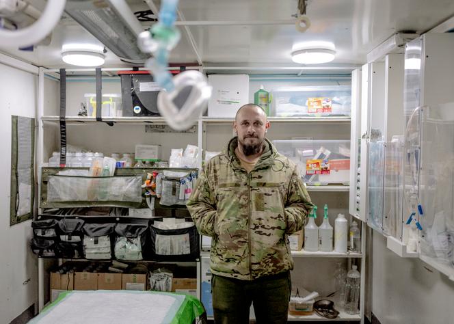 Sergueï, anesthésiste du corps médical de la 59e brigade, dans un point de stabilisation établi dans un conteneur, dans la région de Dnipro, en Ukraine, le 3 mars 2025.
