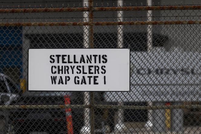 Devant l’usine d’assemblage de Stellantis Chrysler, à Windsor, au Canada, le 4 février 2025.
