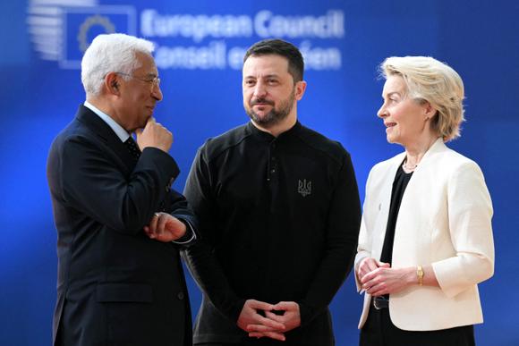 Le président du Conseil européen, Antonio Costa (à gauche), et la présidente de la Commission européenne, Ursula von der Leyen (à droite), accueillent le président ukrainien, Volodymyr Zelensky pour discuter du soutien continu à l’Ukraine et de la défense européenne, au siège de l’Union européenne, à Bruxelles, le 6 mars 2025.