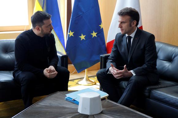 Emmanuel Macron rencontre le président ukrainien Volodymyr Zelensky en marge du conseil européen pour discuter du soutien à l’Ukraine et de la défense européenne, au siège de l’UE, à Bruxelles, le 6 mars 2025.