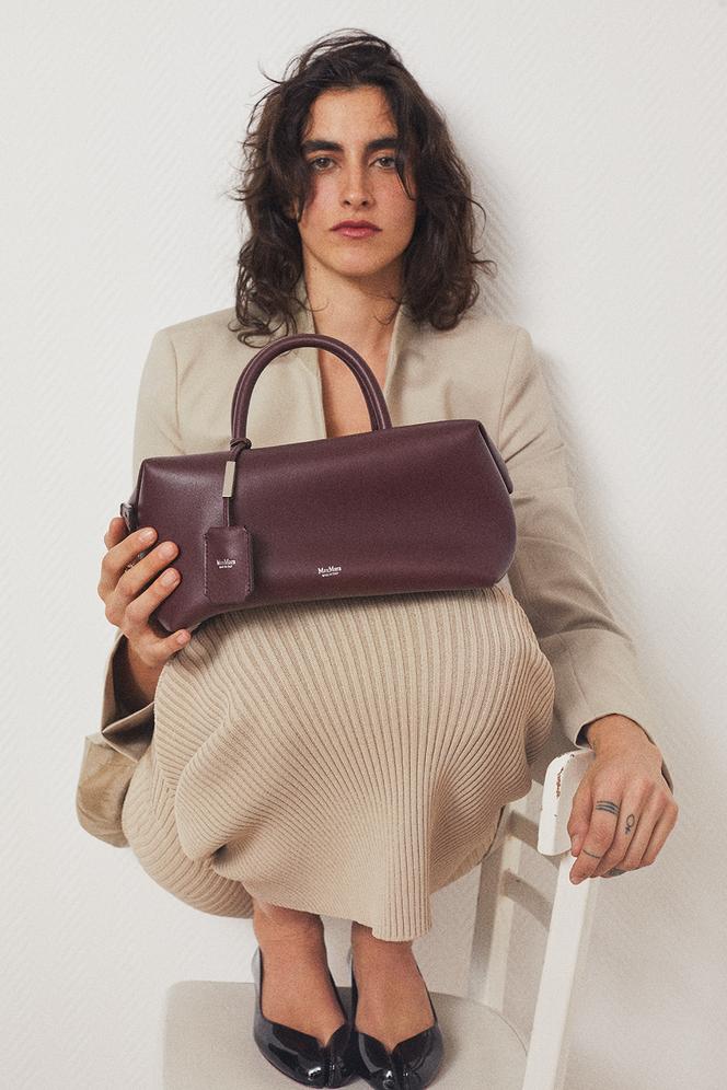 Sac Boston, en cuir brillant, 1 245 €, veste et jupe, Max Mara. Ballerines Christian Louboutin x Maison Margiela.