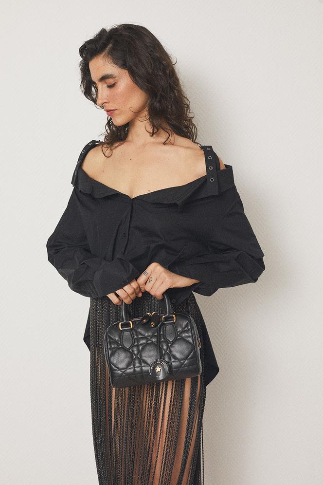 Sac Dior Groove 20, en cuir, 3 000 €, blouse et jupe, Dior. 