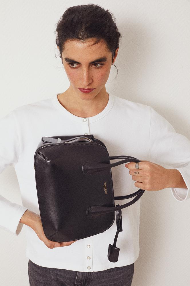 Sac Poignées supérieures, en cuir, 1 450 €, Giorgio Armani. Gilet Agnès b.