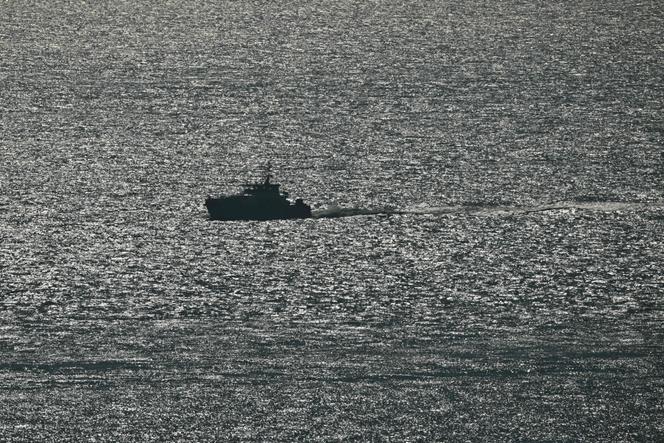 Un bateau des garde-côtes britanniques avec des migrants à son bord, dans la Manche, le 6 mars 2025.