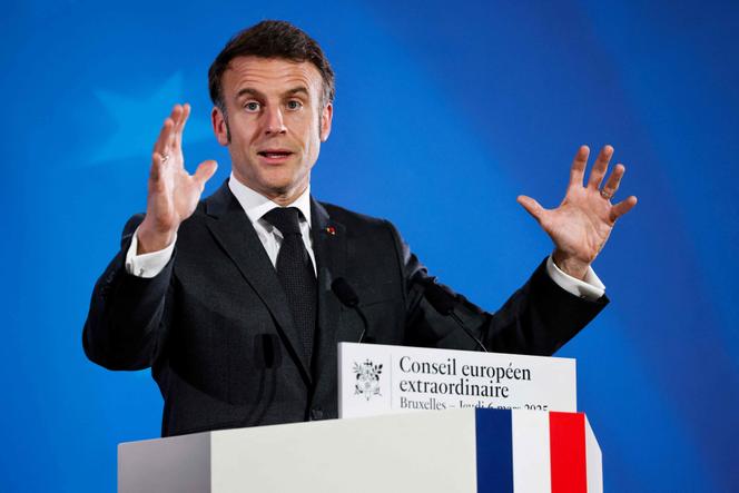 Emmanuel Macron s’exprime lors d’une conférence de presse à la fin d’un Conseil européen extraordinaire à Bruxelles, jeudi 6 mars 2025.