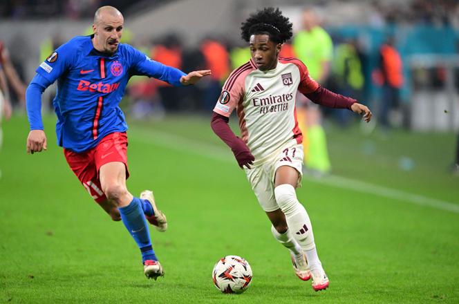 يتسارع Lyonnais Malick Fofana، الكرة عند القدم، في مواجهة المدافع Vlad Chiriches